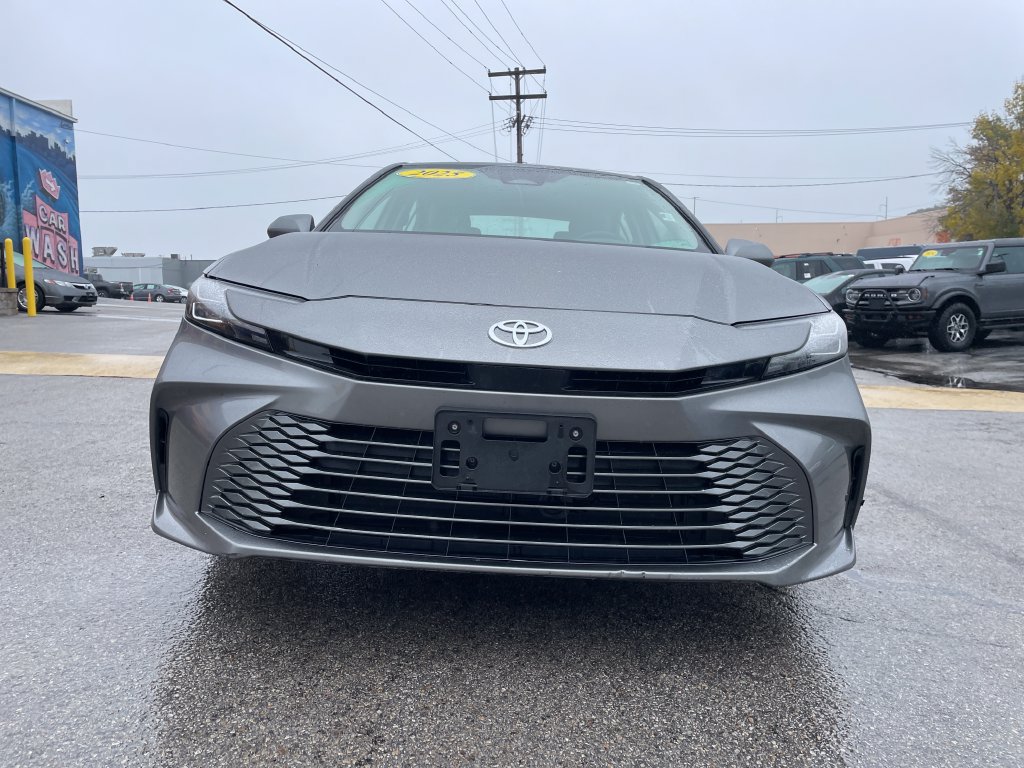 Used 2025 Toyota Camry XLE AWD/4WD image 8