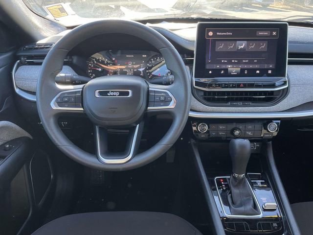 Used 2023 Jeep Compass Sport image 3