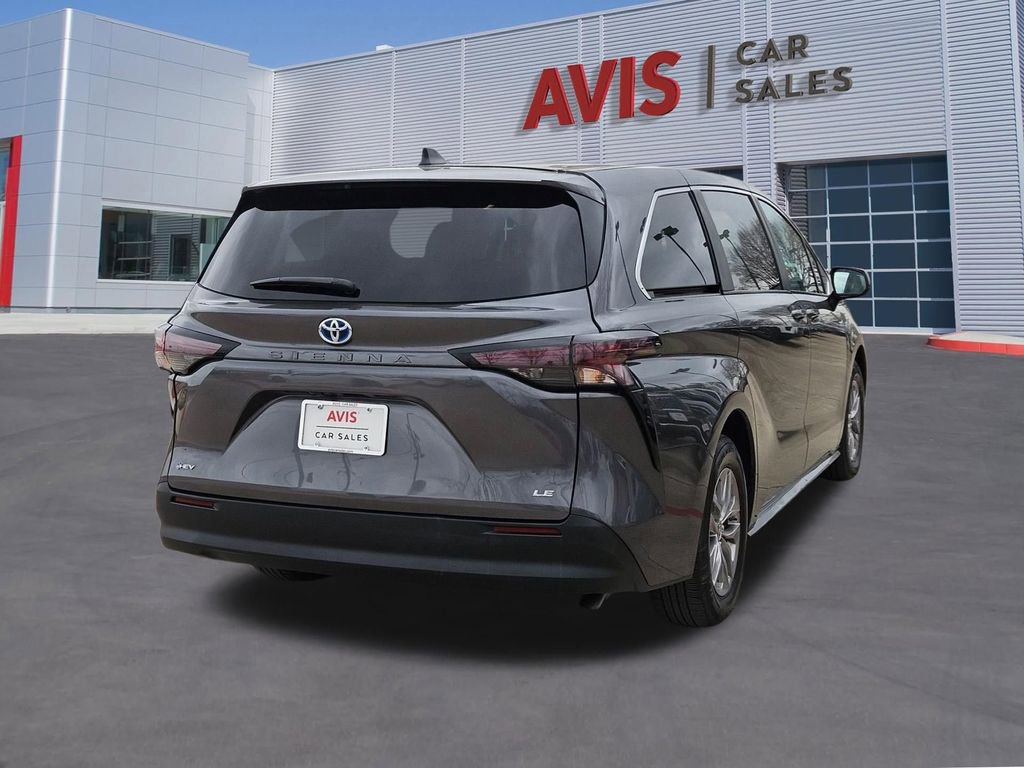 Used 2025 Toyota Sienna LE FWD image 6