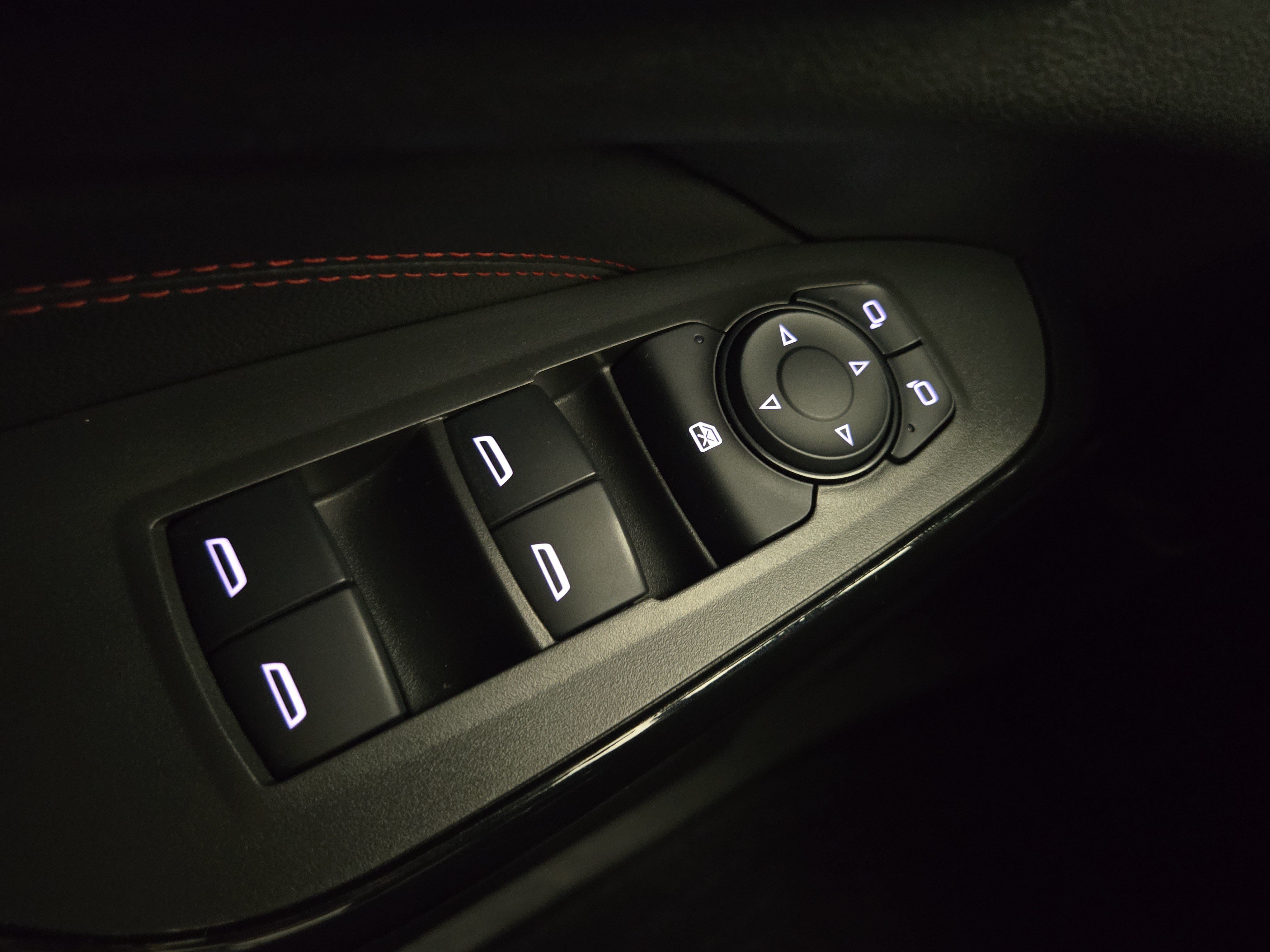 Used 2025 Chevrolet Trax RS w/ Sunroof Package FWD image 27