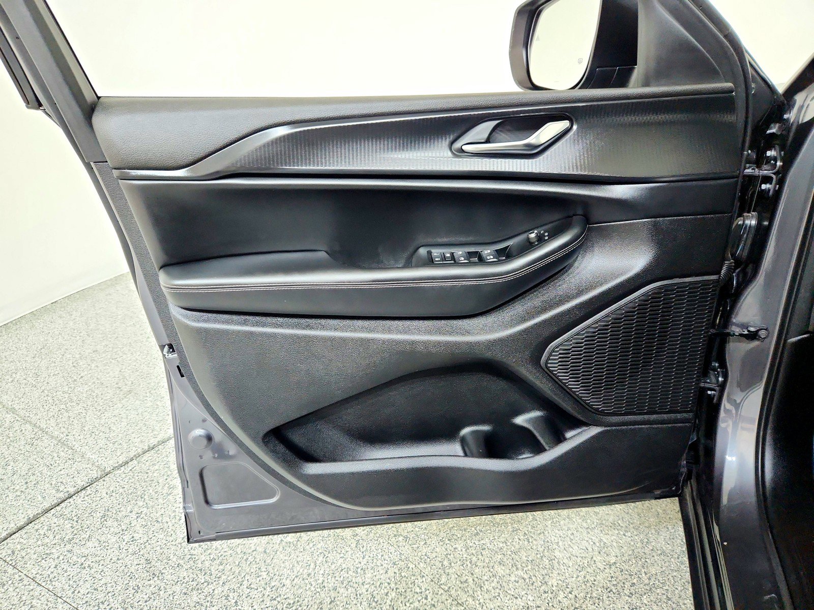 Used 2025 Jeep Grand Cherokee L Laredo w/ Luxury Tech Group I image 23