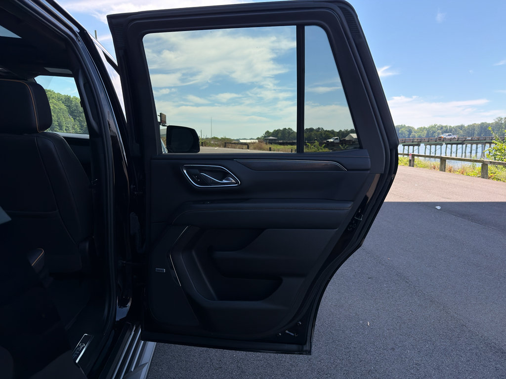 Used 2024 GMC Yukon AT4 w/ Technology Package AWD/4WD image 17