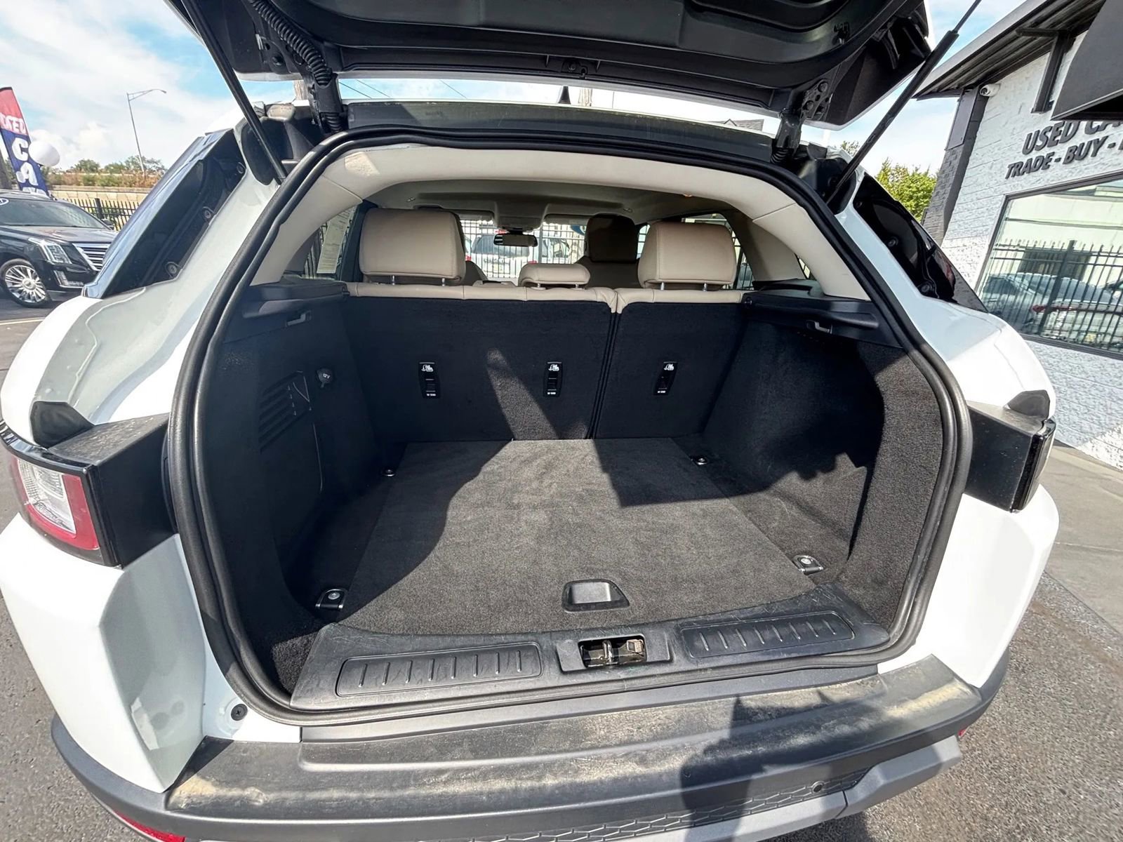 Used 2019 Land Rover Range Rover Evoque SE Premium image 24