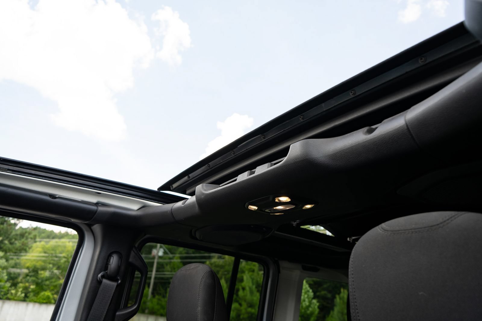 Used 2023 Jeep Wrangler Unlimited w/ Sun & Screen Package AWD/4WD image 16