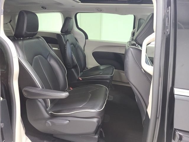 Used 2023 Chrysler Pacifica Limited FWD image 16