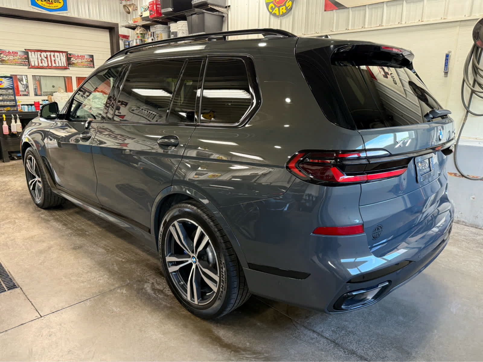 Used 2024 BMW X7 xDrive40i w/ M Sport Package AWD/4WD image 8