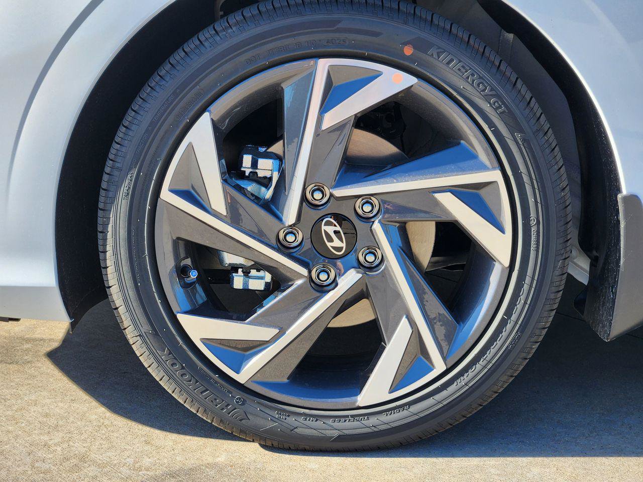 New 2026 Hyundai Elantra Limited FWD image 9