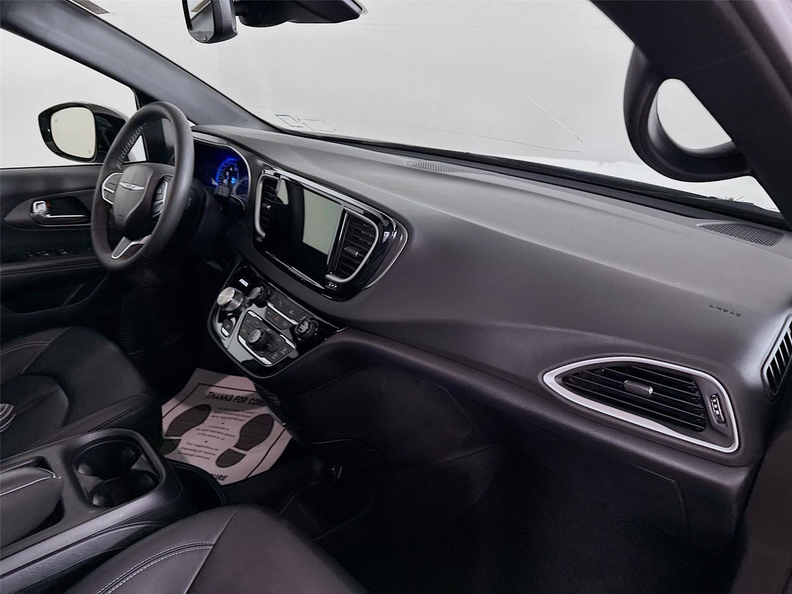 Used 2025 Chrysler Pacifica Select image 29