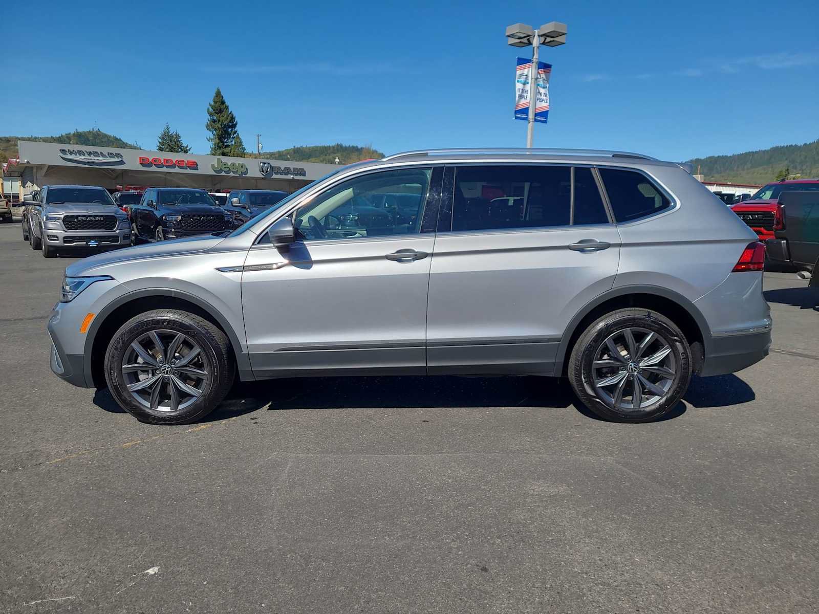Used 2022 Volkswagen Tiguan SE AWD/4WD image 11