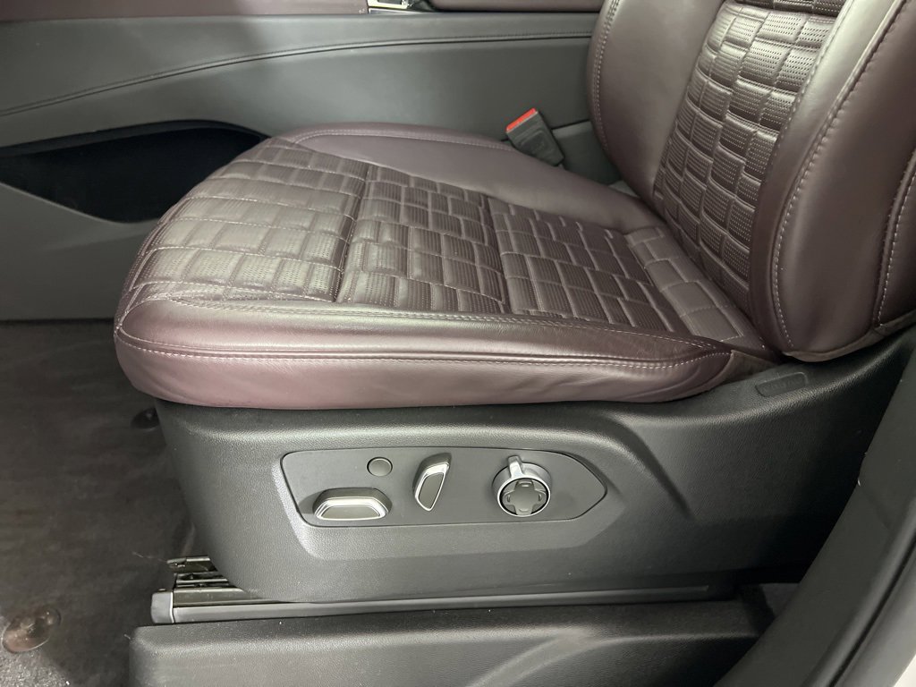 Used 2024 Cadillac Escalade ESV Sport Platinum w/ LPO, ONYX Package image 15