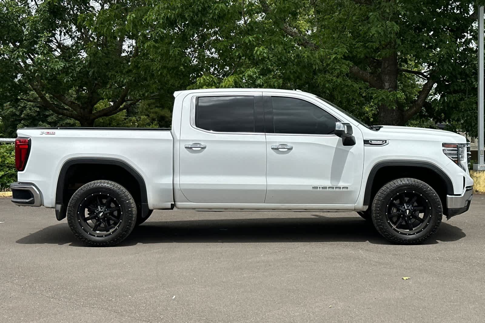 Used 2022 GMC Sierra 1500 SLT w/ X31 Off-Road Package AWD/4WD image 8