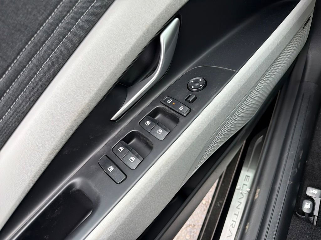New 2025 Hyundai Elantra Limited image 12