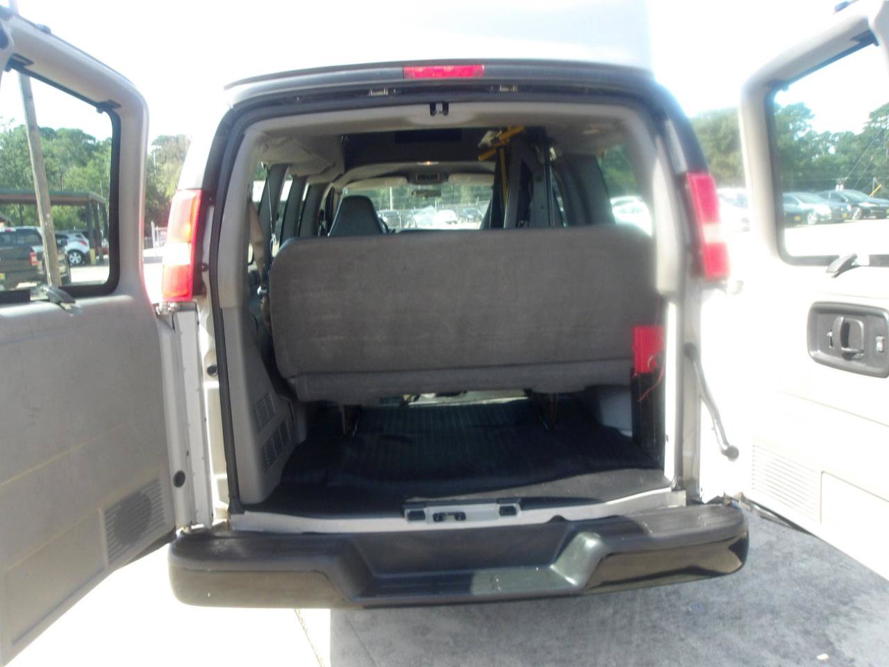 Used 2007 Chevrolet Express 2500 Passenger w/ Power and Light Package RWD image 16