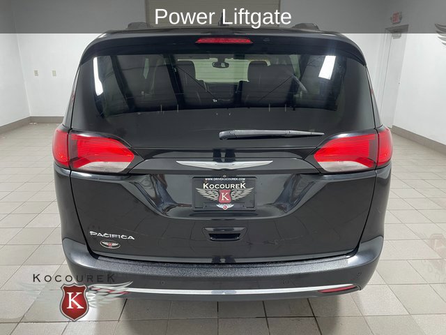 Used 2017 Chrysler Pacifica Touring-L Plus w/ Uconnect Theatre Group FWD image 5