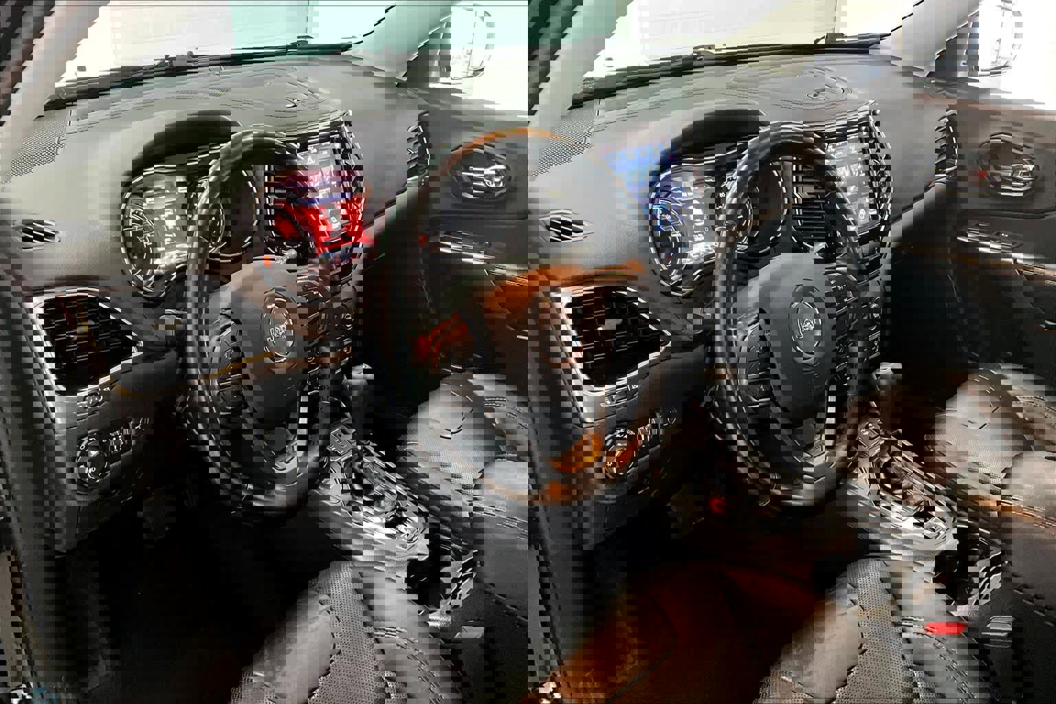 Used 2020 Jeep Cherokee Limited image 2