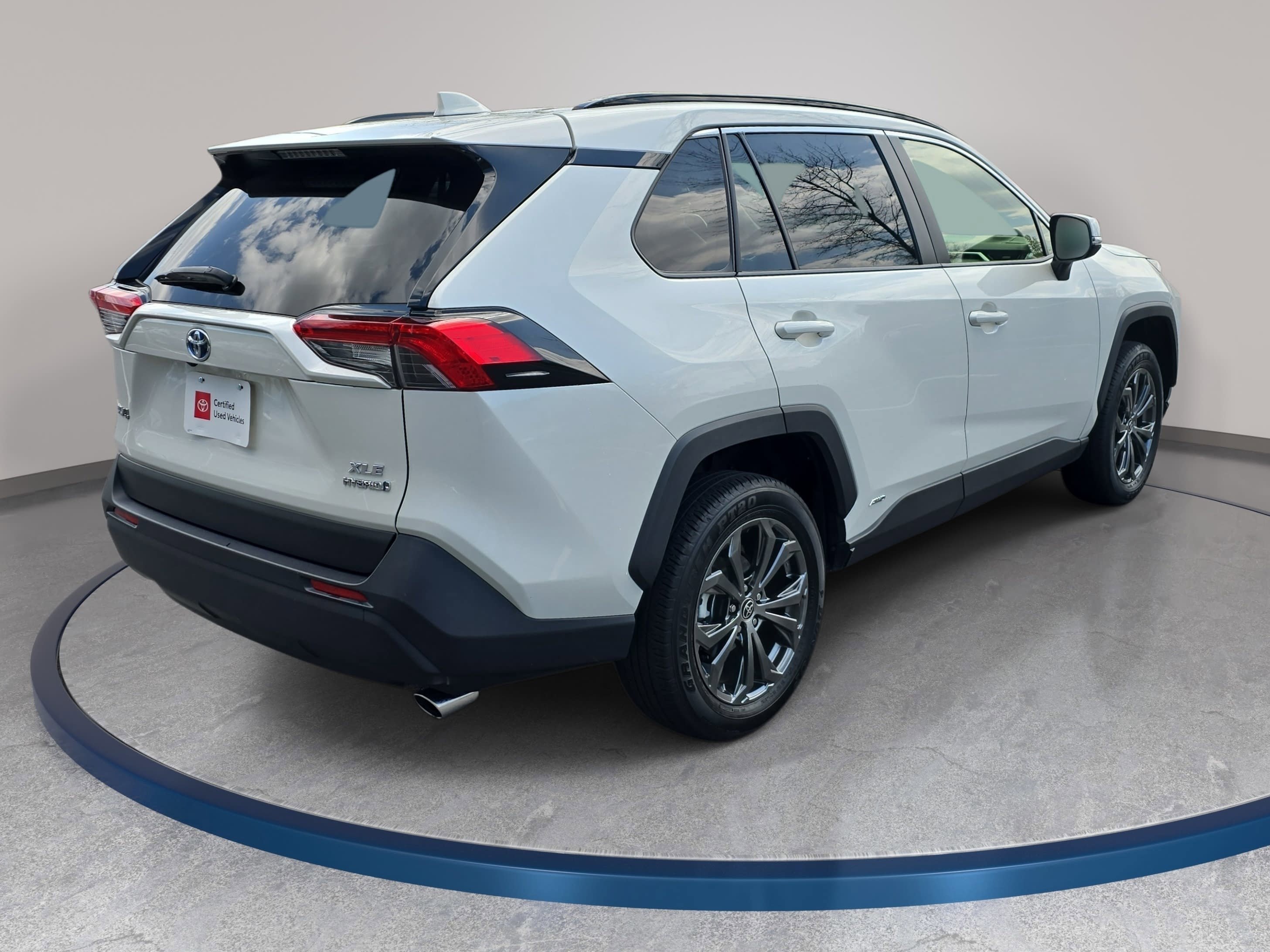 Used 2022 Toyota RAV4 XLE Premium image 5