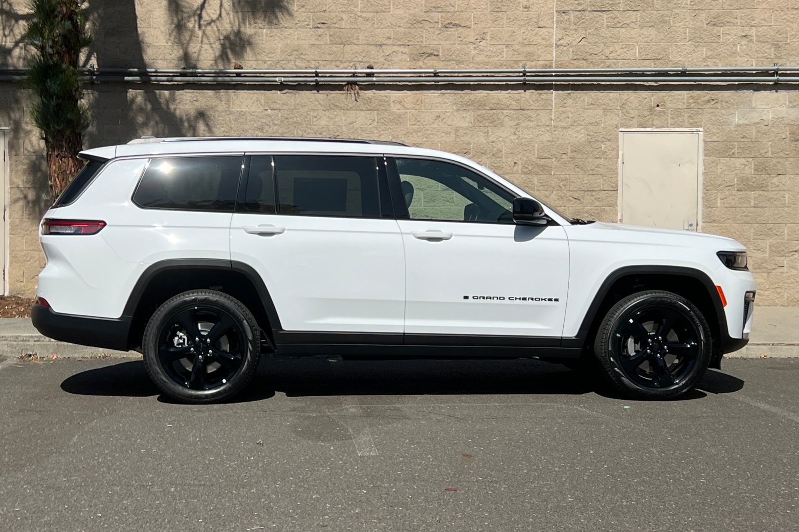 New 2026 Jeep Grand Cherokee L Limited w/ Limited Altitude Package AWD/4WD image 2