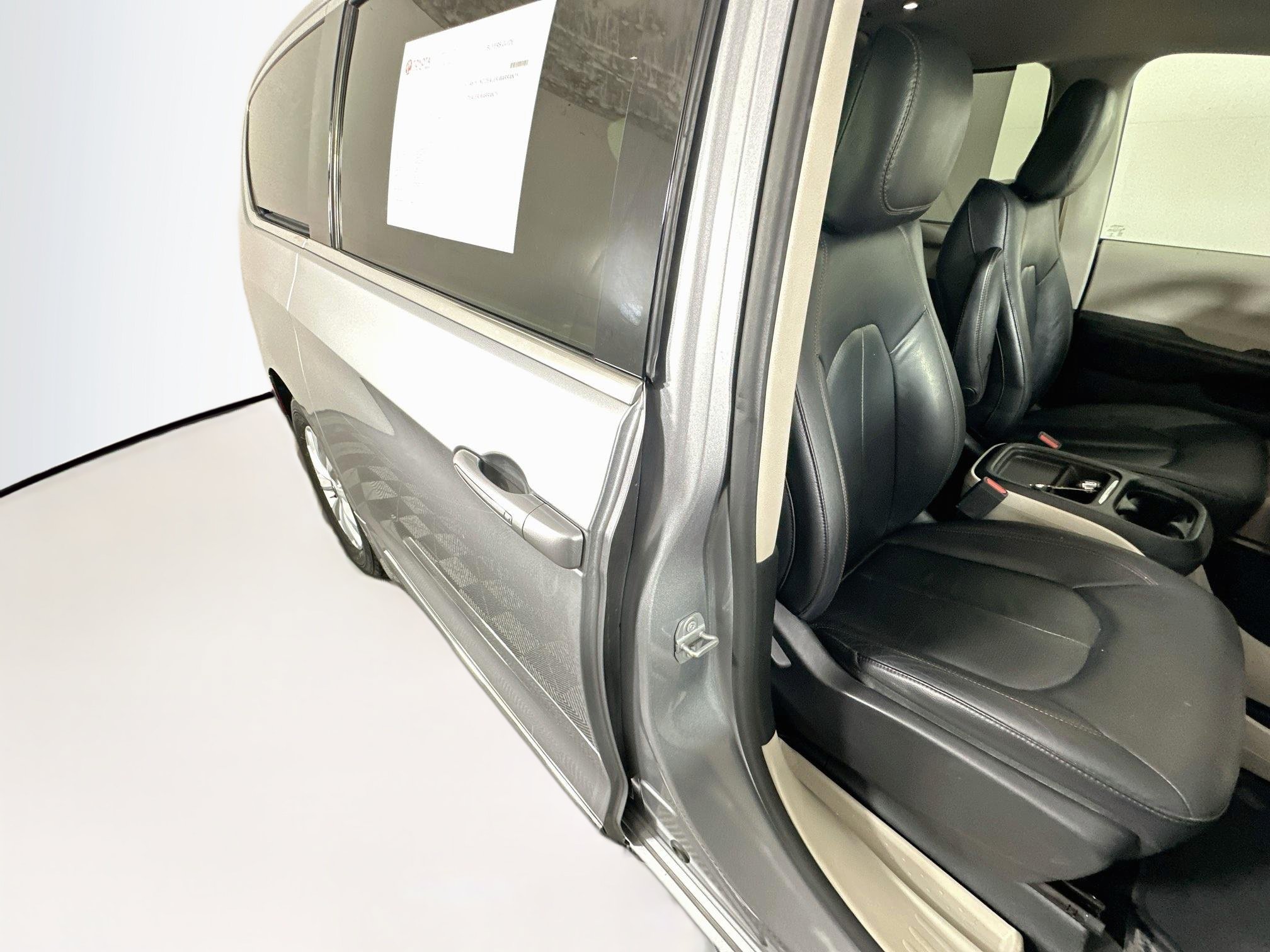 Used 2019 Chrysler Pacifica Touring-L FWD image 28