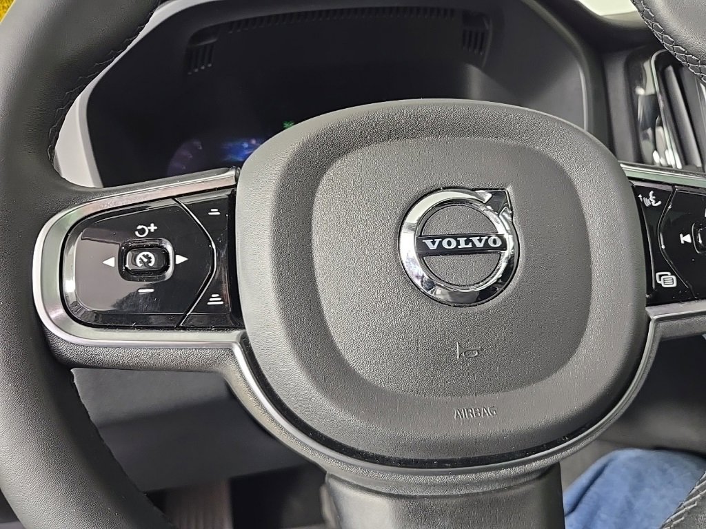 Certified 2023 Volvo XC60 B5 Plus w/ Climate Package image 27