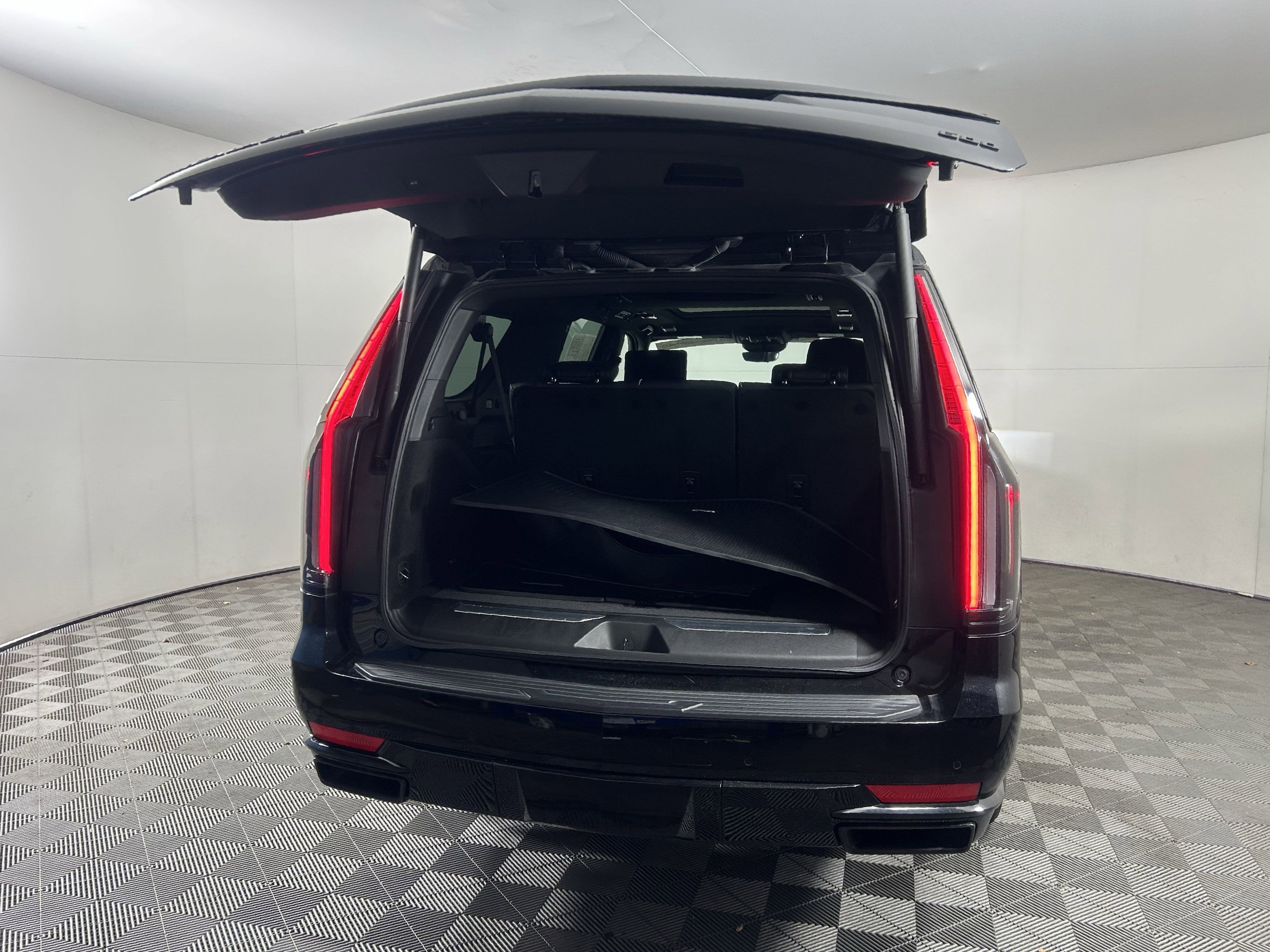 Used 2023 Cadillac Escalade ESV Sport w/ LPO, ONYX Package image 19