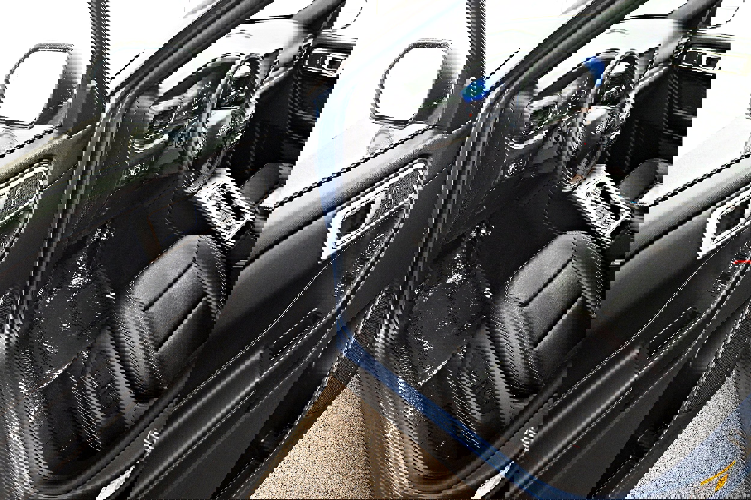 Used 2020 Ford Explorer XLT w/ Equipment Group 202A image 4