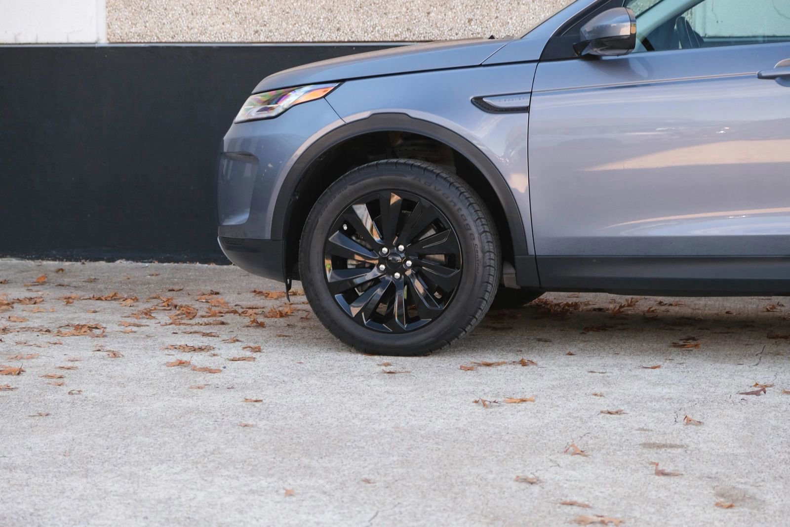 Used 2020 Land Rover Discovery Sport SE image 16