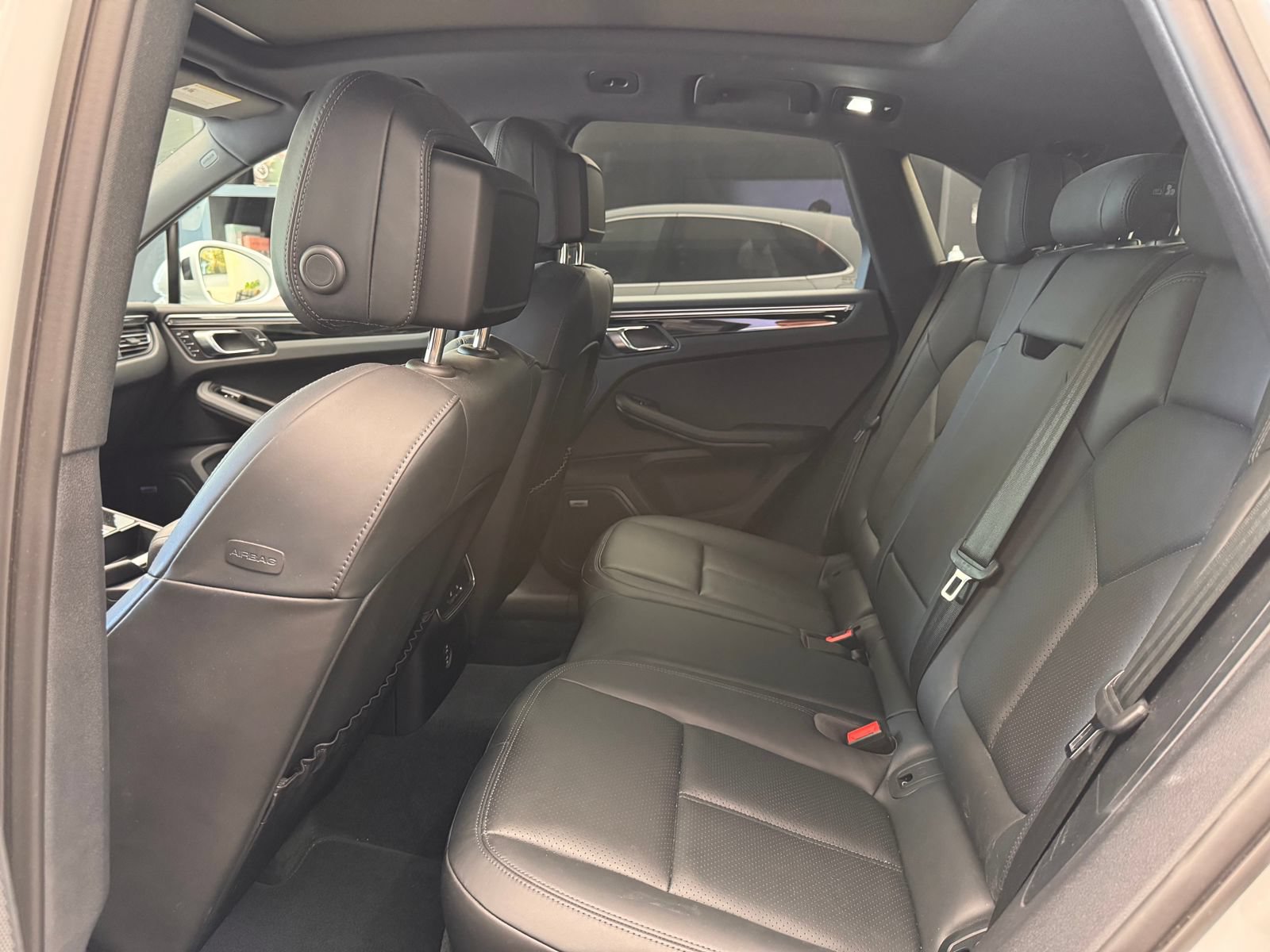 Certified 2023 Porsche Macan S AWD/4WD image 7