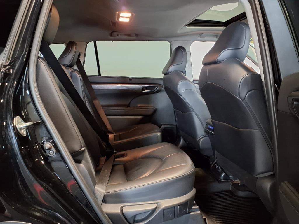 Used 2020 Toyota Highlander Limited image 11
