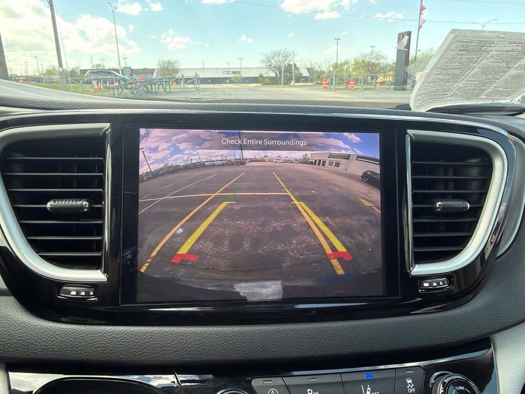 Used 2023 Chrysler Pacifica Touring-L FWD image 26