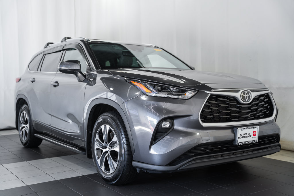 Used 2021 Toyota Highlander XLE AWD/4WD image 1