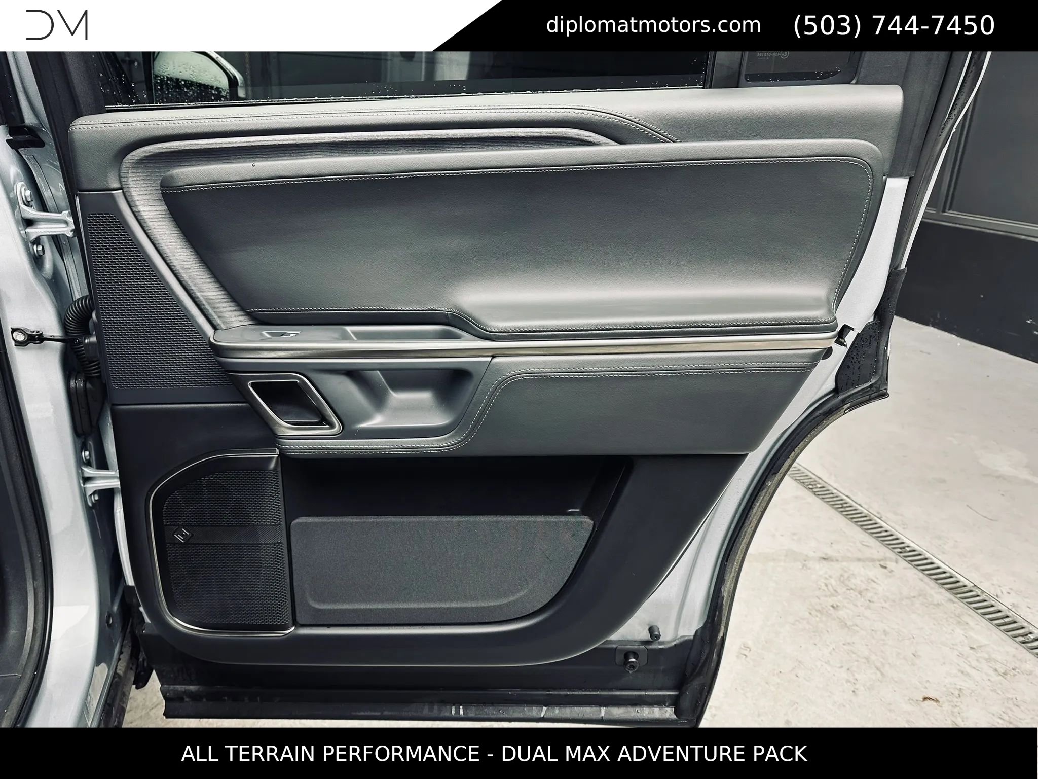 Used 2024 Rivian R1S Adventure image 32