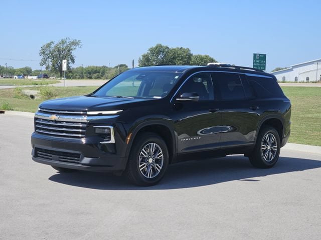 Used 2026 Chevrolet Traverse LT FWD image 3