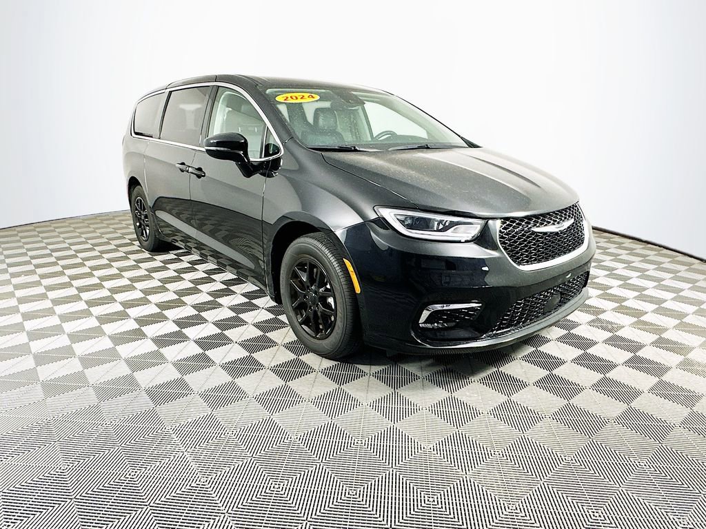 Certified 2024 Chrysler Pacifica Touring-L image 2