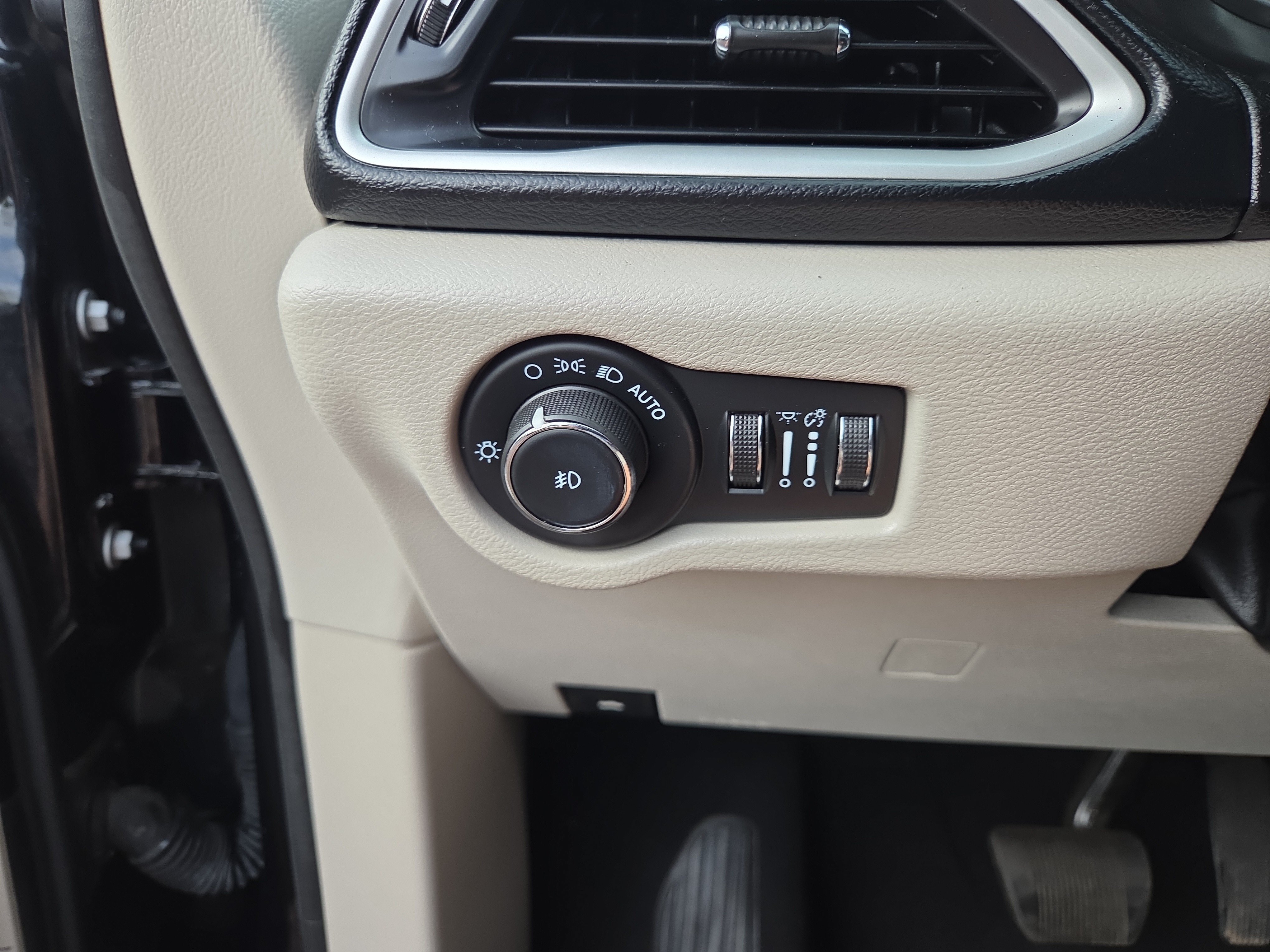 Used 2023 Chrysler Pacifica Touring-L FWD image 27