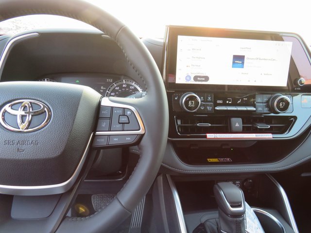 New 2025 Toyota Highlander XLE image 38