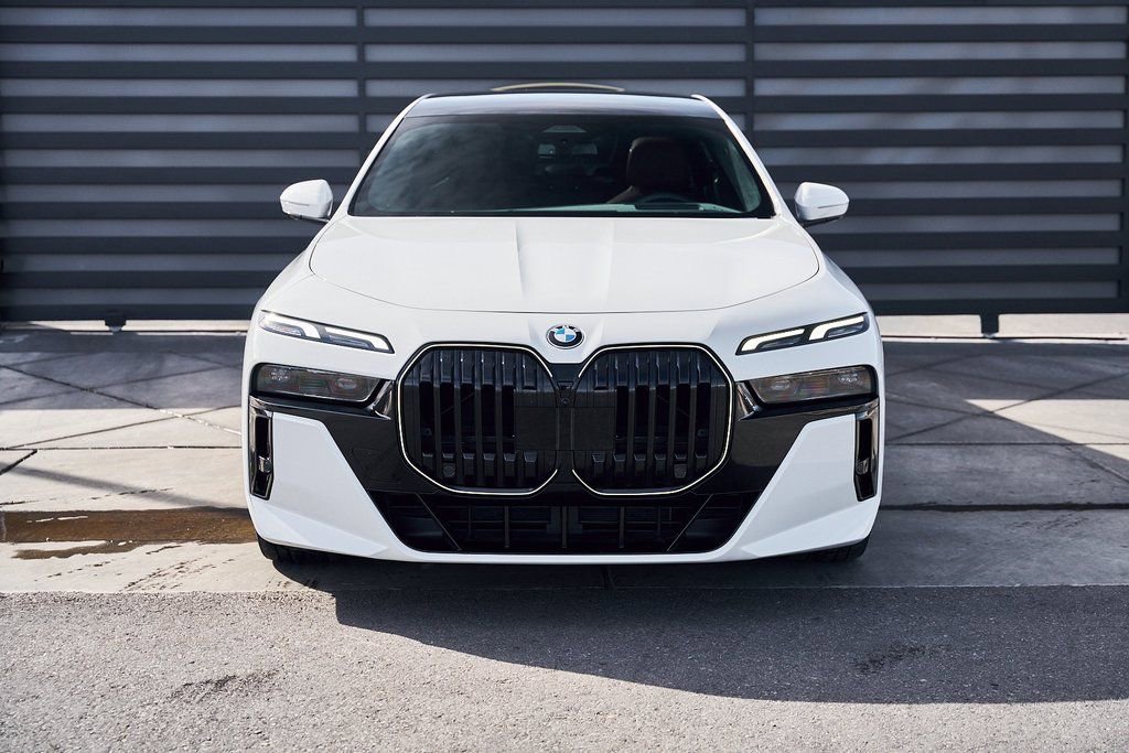 Used 2025 BMW 760i xDrive w/ Premium Package image 15