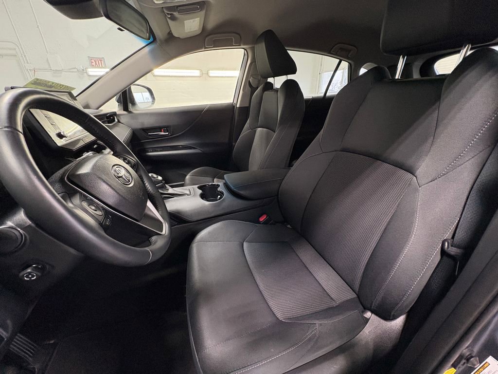 Used 2022 Toyota Venza LE image 16