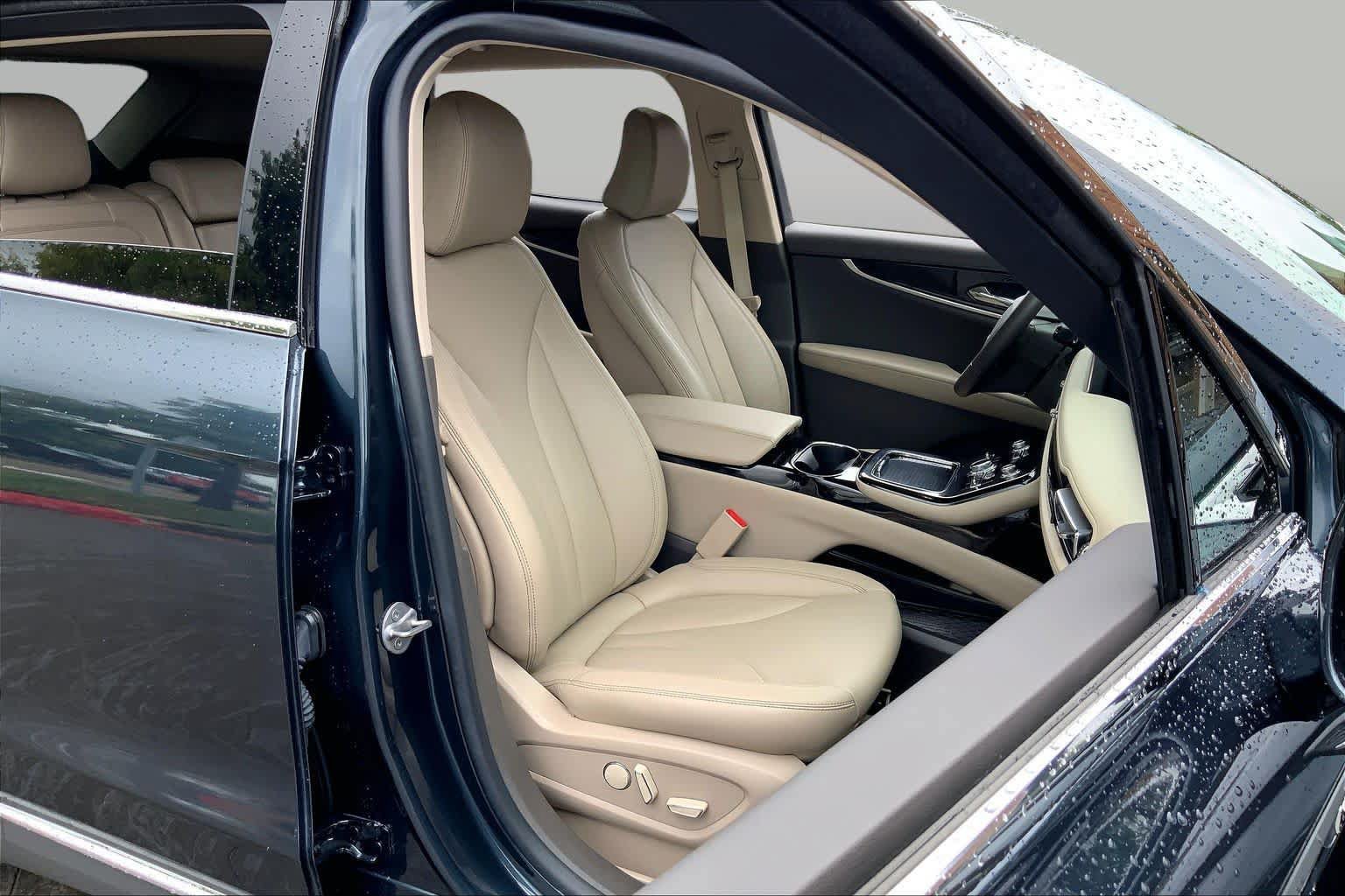 Used 2023 Lincoln Nautilus FWD w/ Premium Package image 9