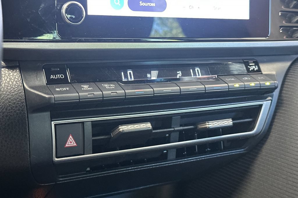 Used 2025 Toyota Camry SE FWD image 19