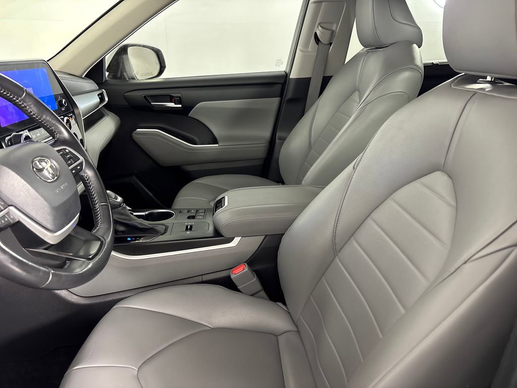 Used 2023 Toyota Highlander XLE image 9