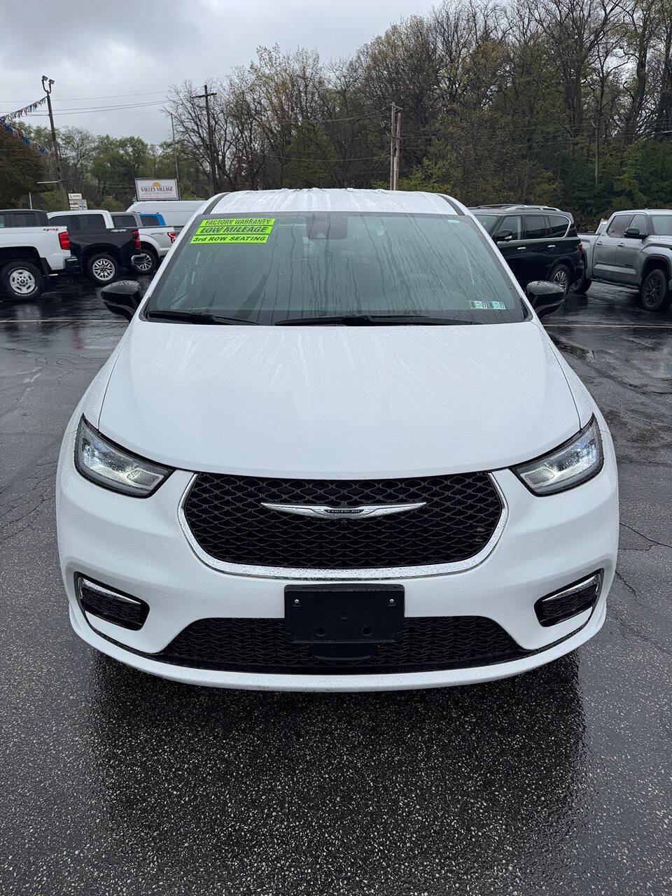 Used 2025 Chrysler Pacifica Select FWD image 4