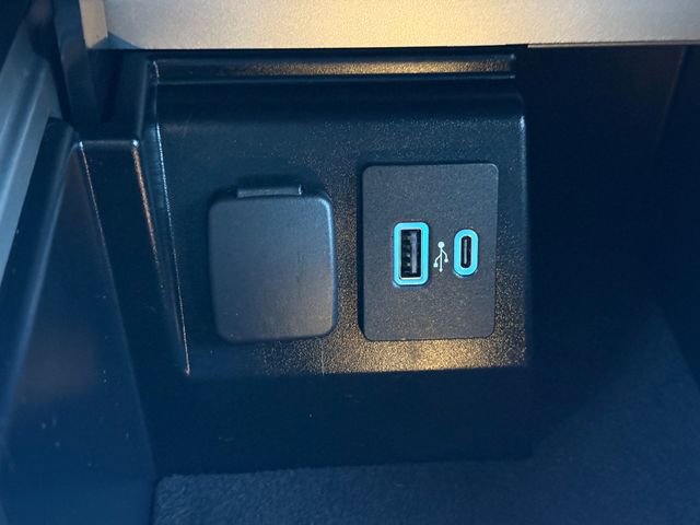 Used 2022 Ford Explorer XLT w/ Equipment Group 202A image 15