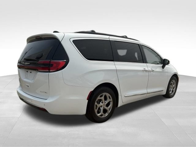 Used 2023 Chrysler Pacifica Limited FWD image 19