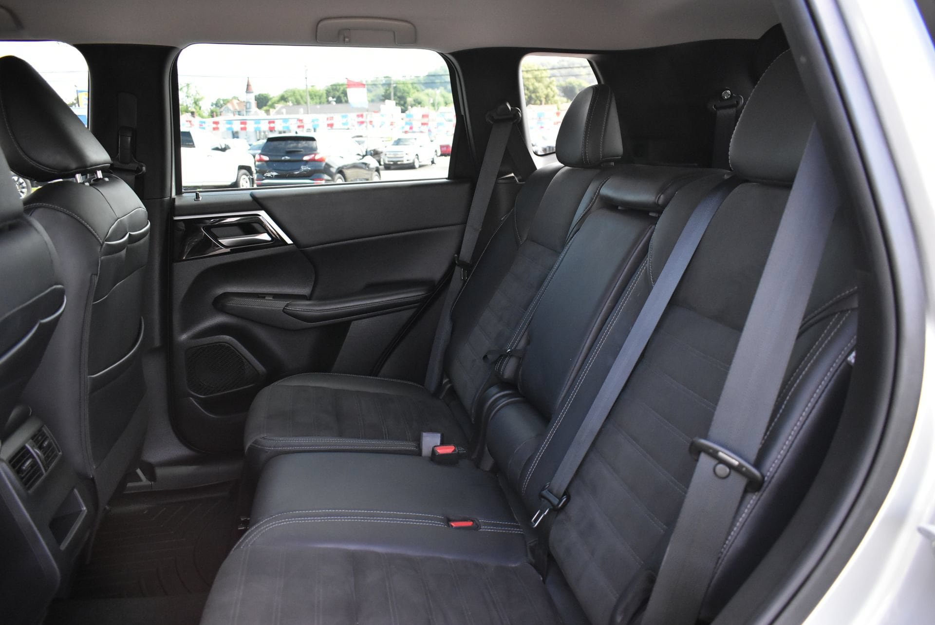 Used 2023 Mitsubishi Outlander SE AWD/4WD image 17