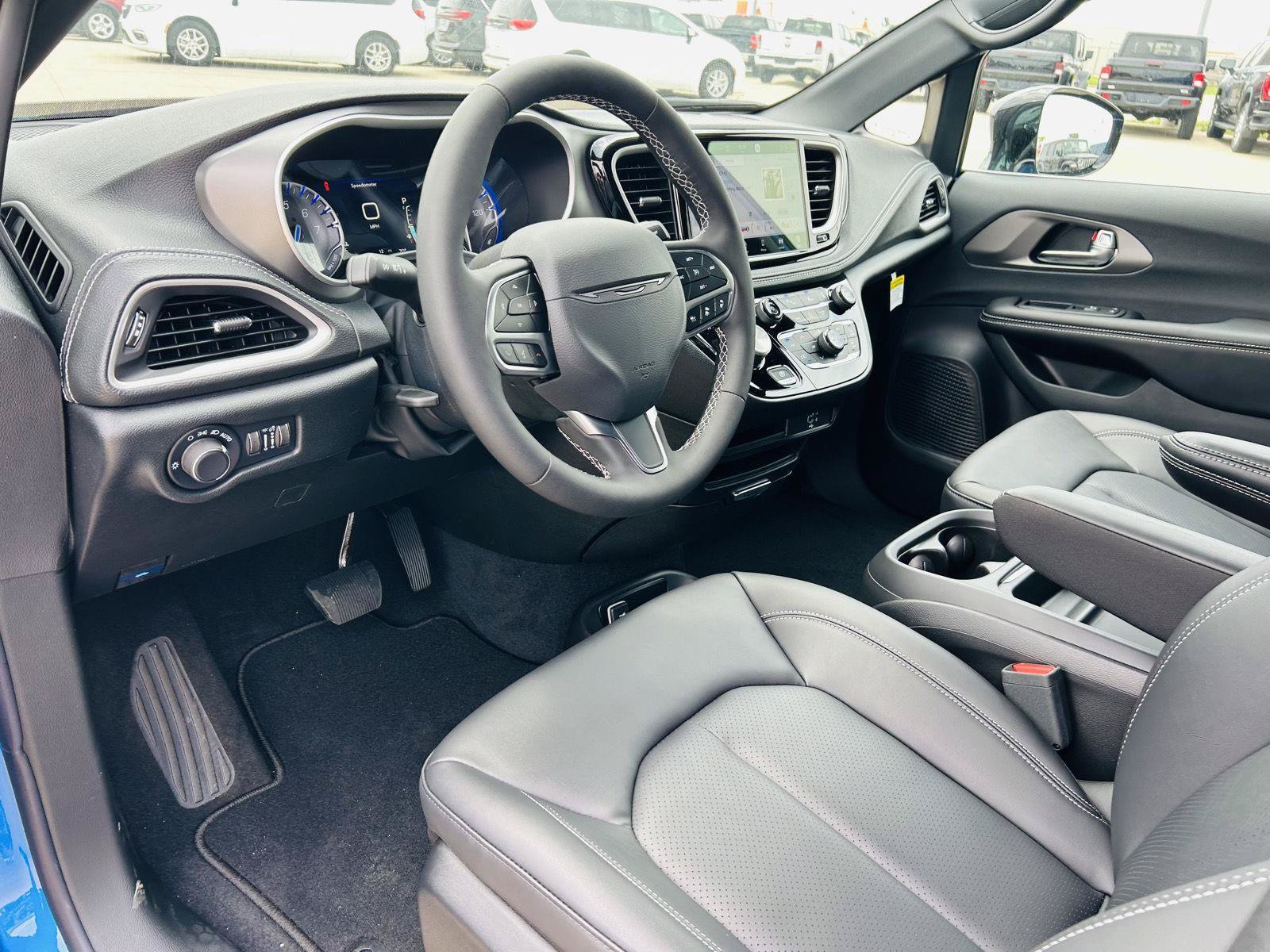 New 2027 Chrysler Pacifica Select FWD image 14