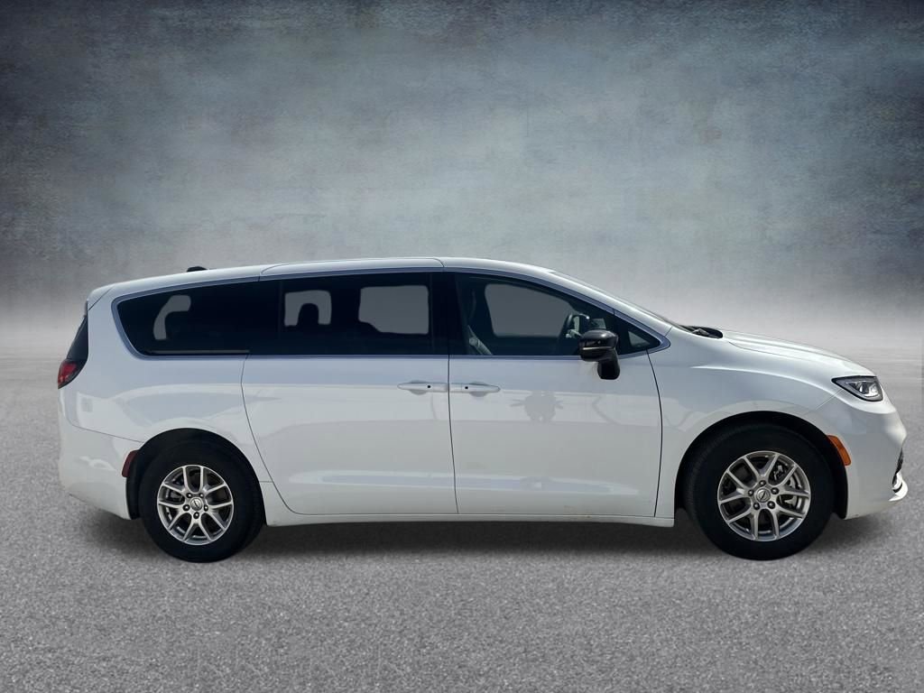 Used 2025 Chrysler Pacifica Select image 36