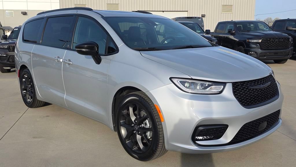 New 2026 Chrysler Pacifica Limited w/ S Appearance Package image 7