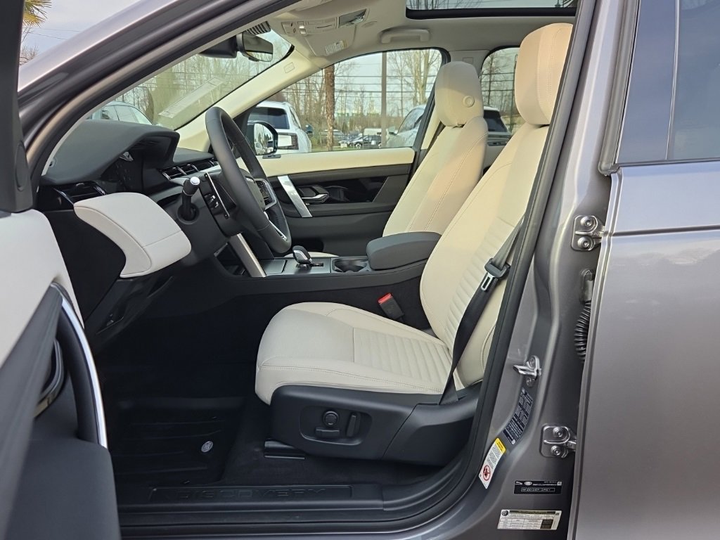 New 2025 Land Rover Discovery Sport S image 4