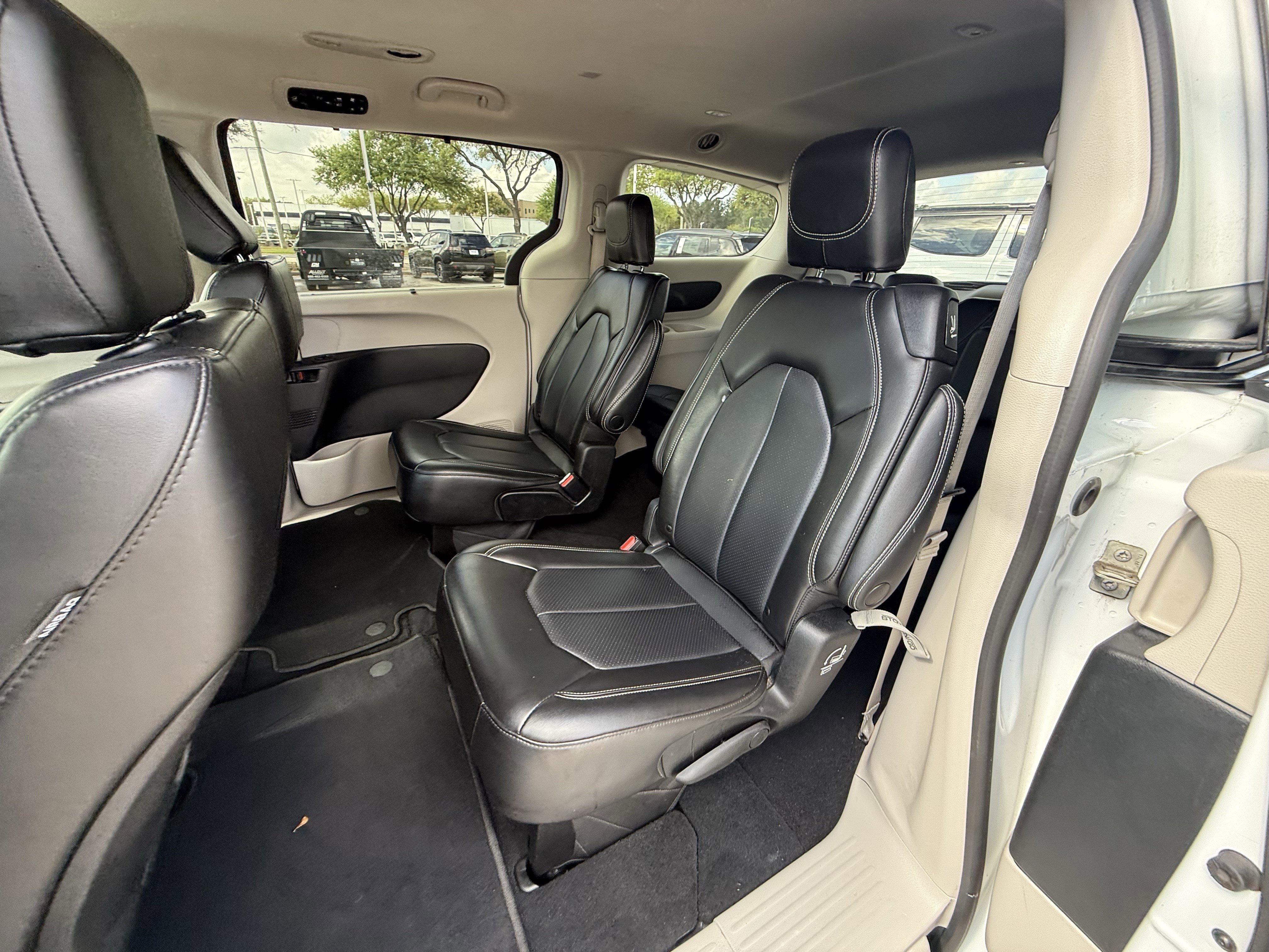 Used 2023 Chrysler Pacifica Touring-L image 23
