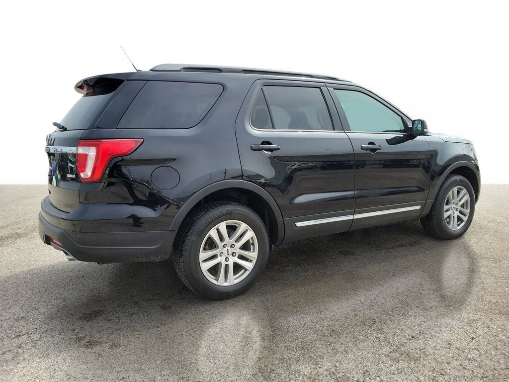 Used 2019 Ford Explorer XLT image 4